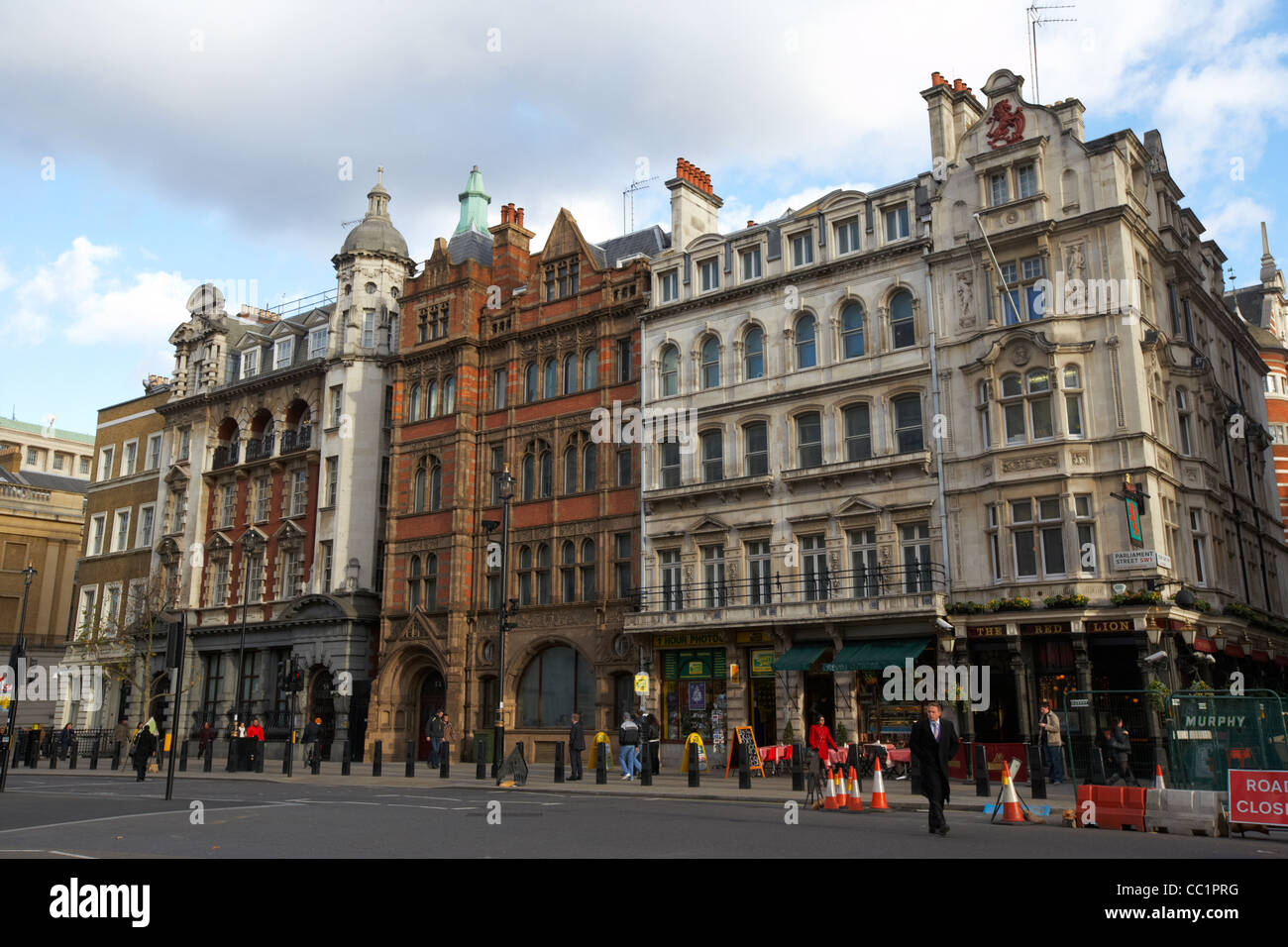 verzierten Altbauten im übrigen Bereich des Parlaments Straße wo es Whitehall einschließlich das red Lion Pub London verbindet Stockfoto
