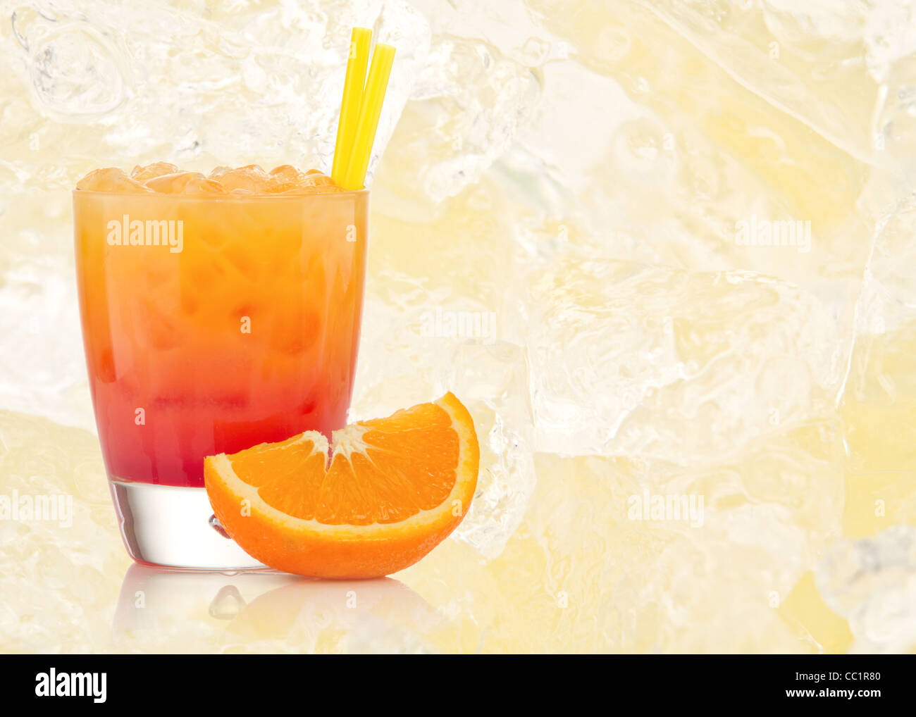 Tequila Sunrise Cocktail mit strukturierten Hintergrund Stockfoto