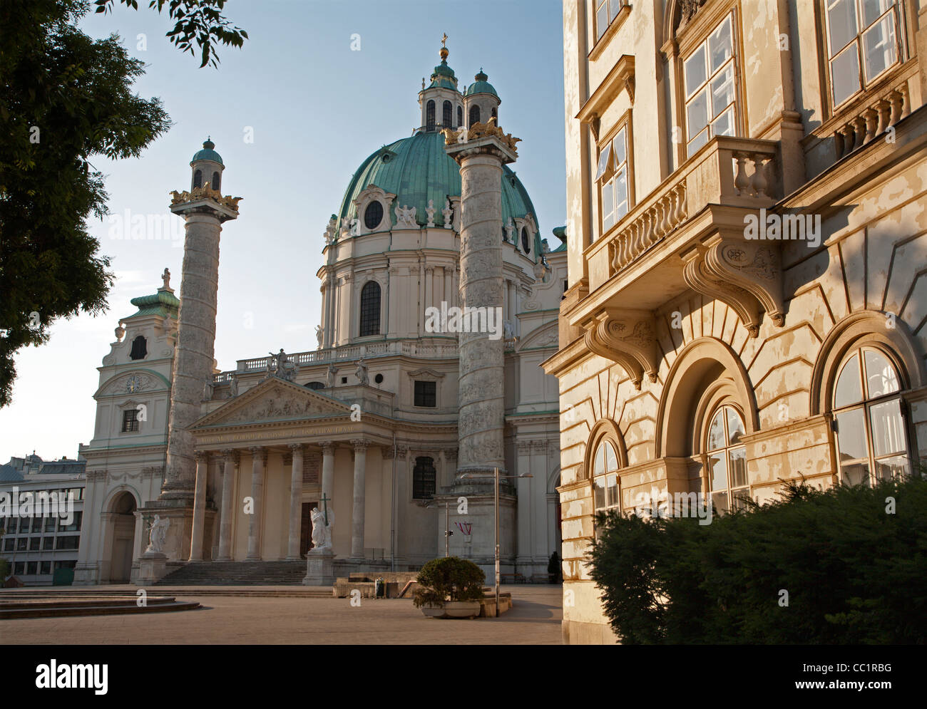 Wien - Charles Boromeo-Kirche - Karlskirche im Morgenlicht Stockfoto