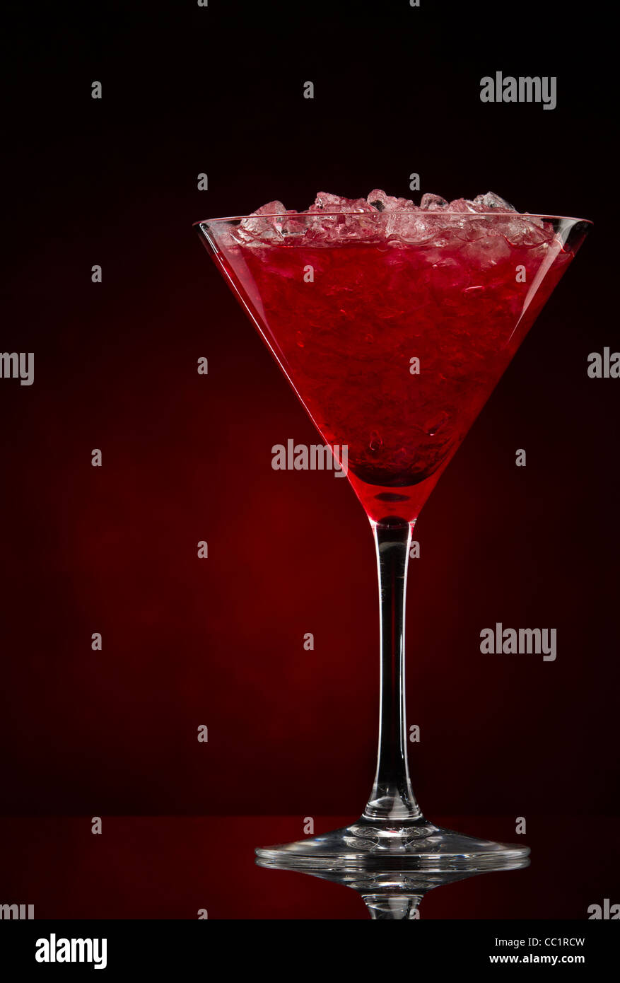 Cosmopolitan cocktail Drink auf einen roten Farbverlauf Stockfoto