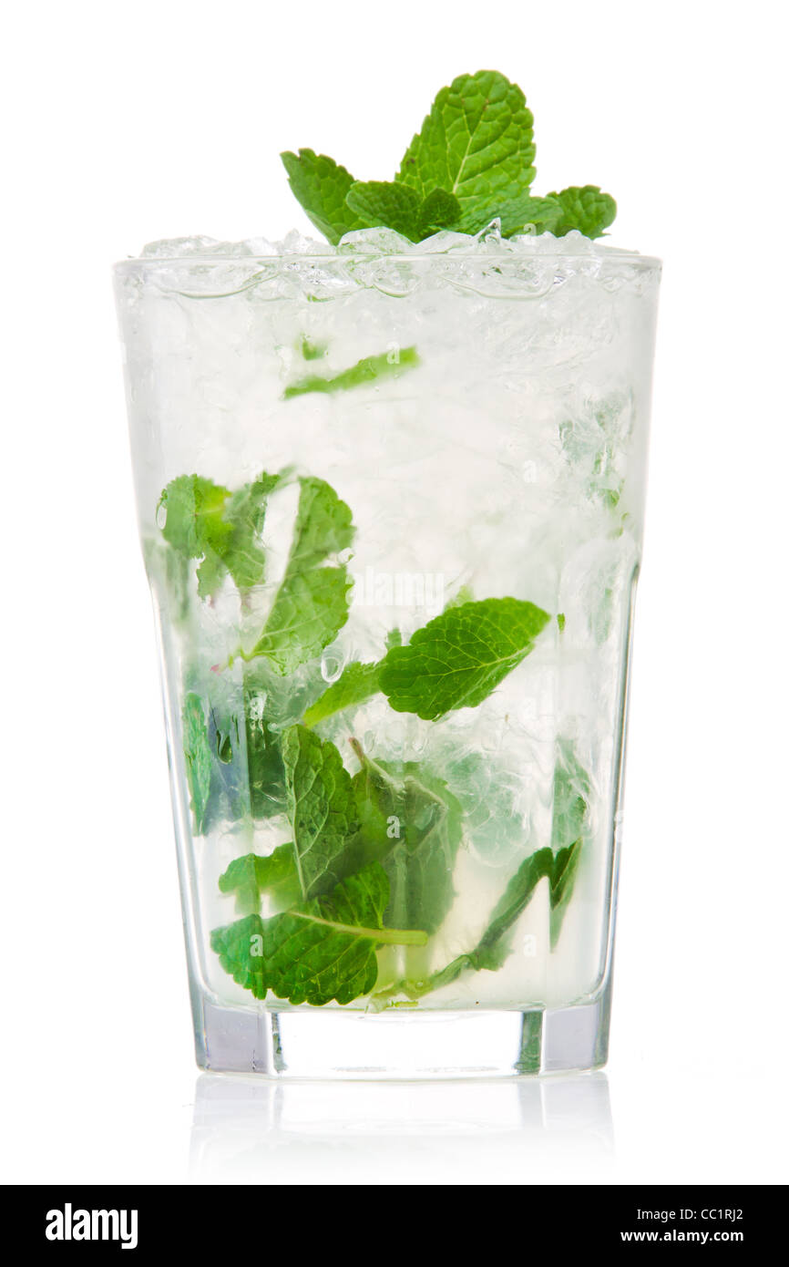 Mojito cocktail isoliert auf einem weißen Stockfoto