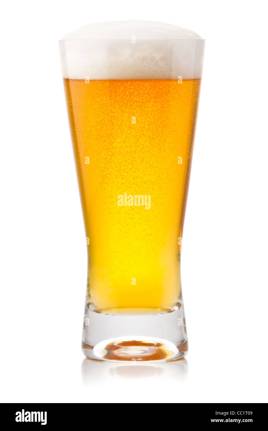 Bier in Glas isoliert auf weiss Stockfoto