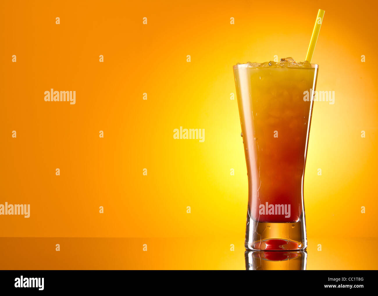 Tequila Sunrise Cocktail isoliert auf einem orangefarbenen Hintergrund Stockfoto