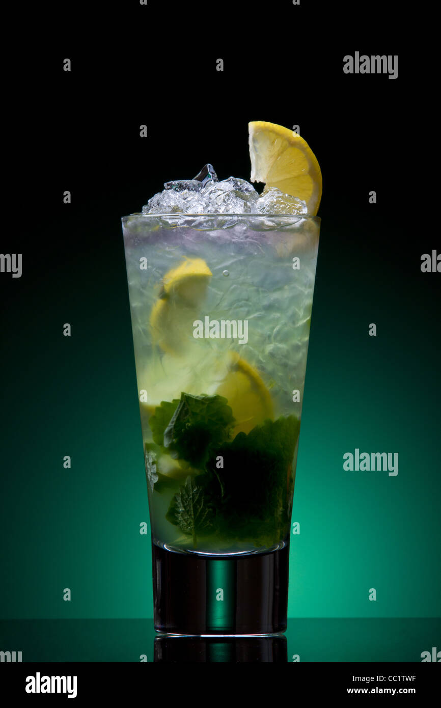 Cuba Libre cocktail auf einem grünen Farbverlauf Stockfoto