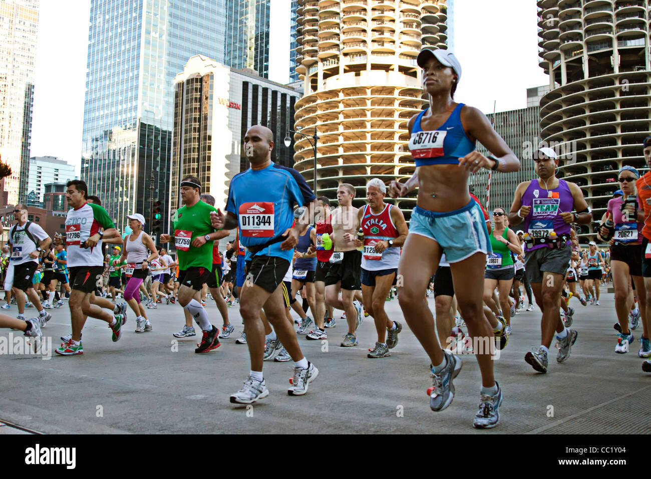 Marathonläufer sprinten hinter der Marina City Türme beim Chicago-Marathon 2011 Stockfoto