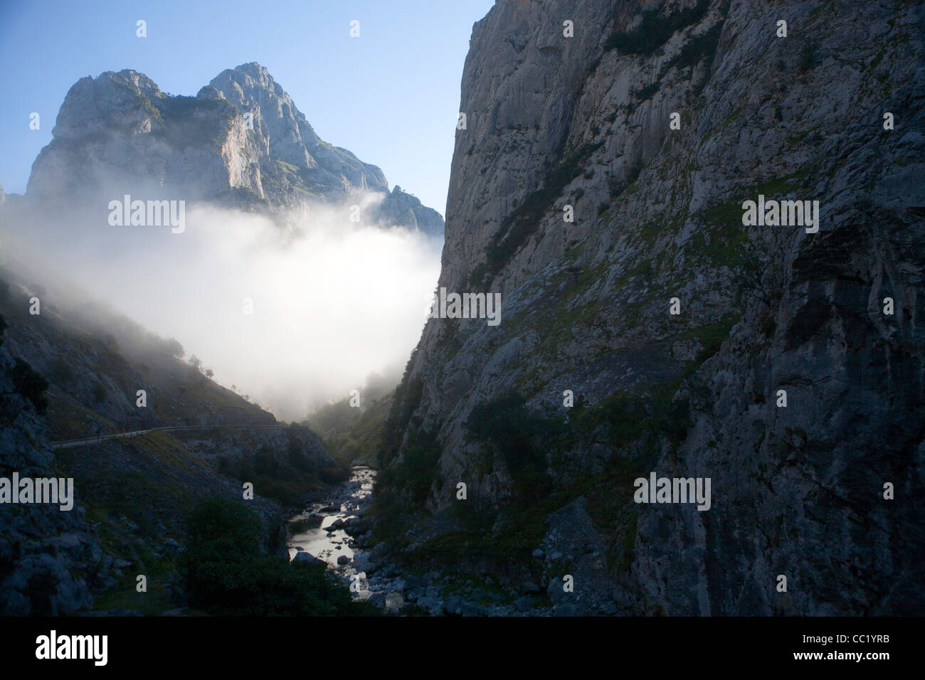 Nebel am Eingang zum Garganta del Cares (kümmert sich Schlucht) Stockfoto