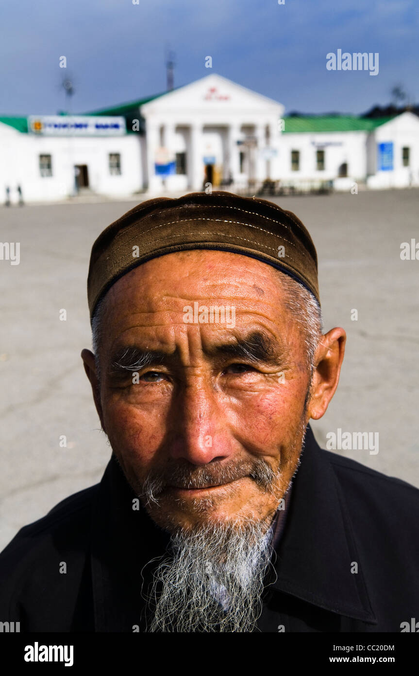 Porträt von A kasachischen Mann in der zentralen Stadt sq von Ölgii in der westlichen Mongolei genommen. Stockfoto