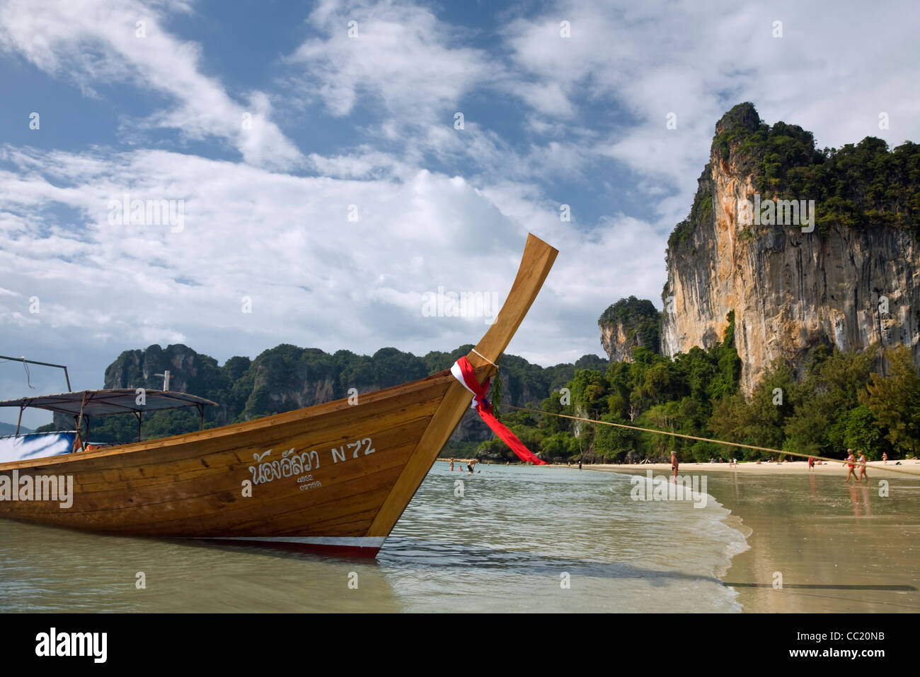 Long-Tail-Boote vertäut am West Railay Beach (Hat Rai Leh West).  Railay, Krabi, Thailand Stockfoto