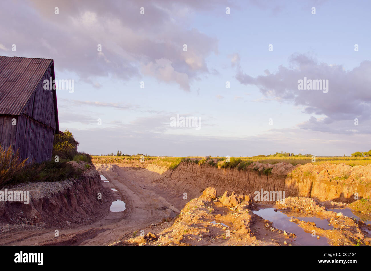 Ton guarry Landschaft nach Sommerregen Stockfoto