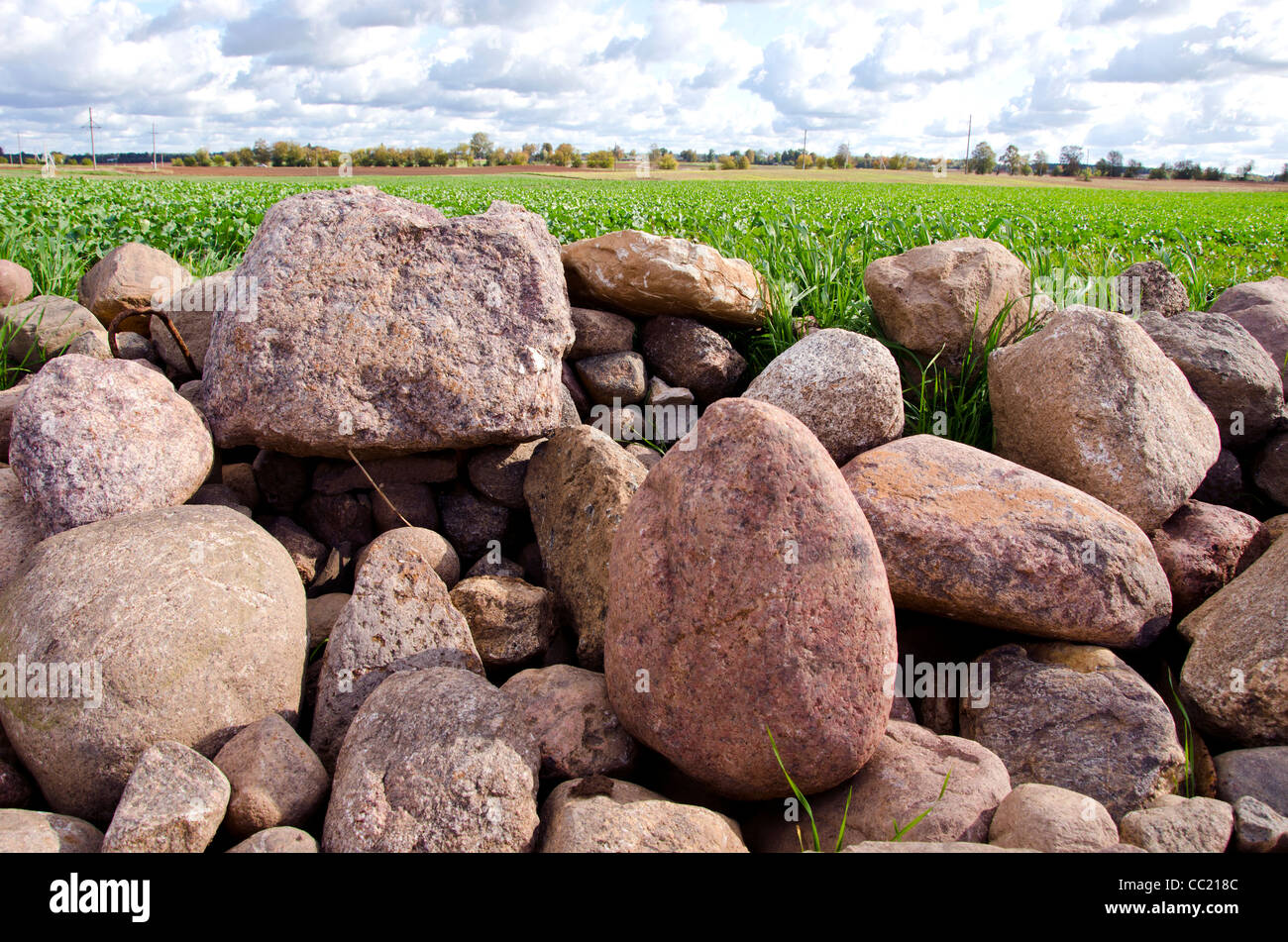 Agrarlandschaft mit Steinen und Himmel Stockfoto
