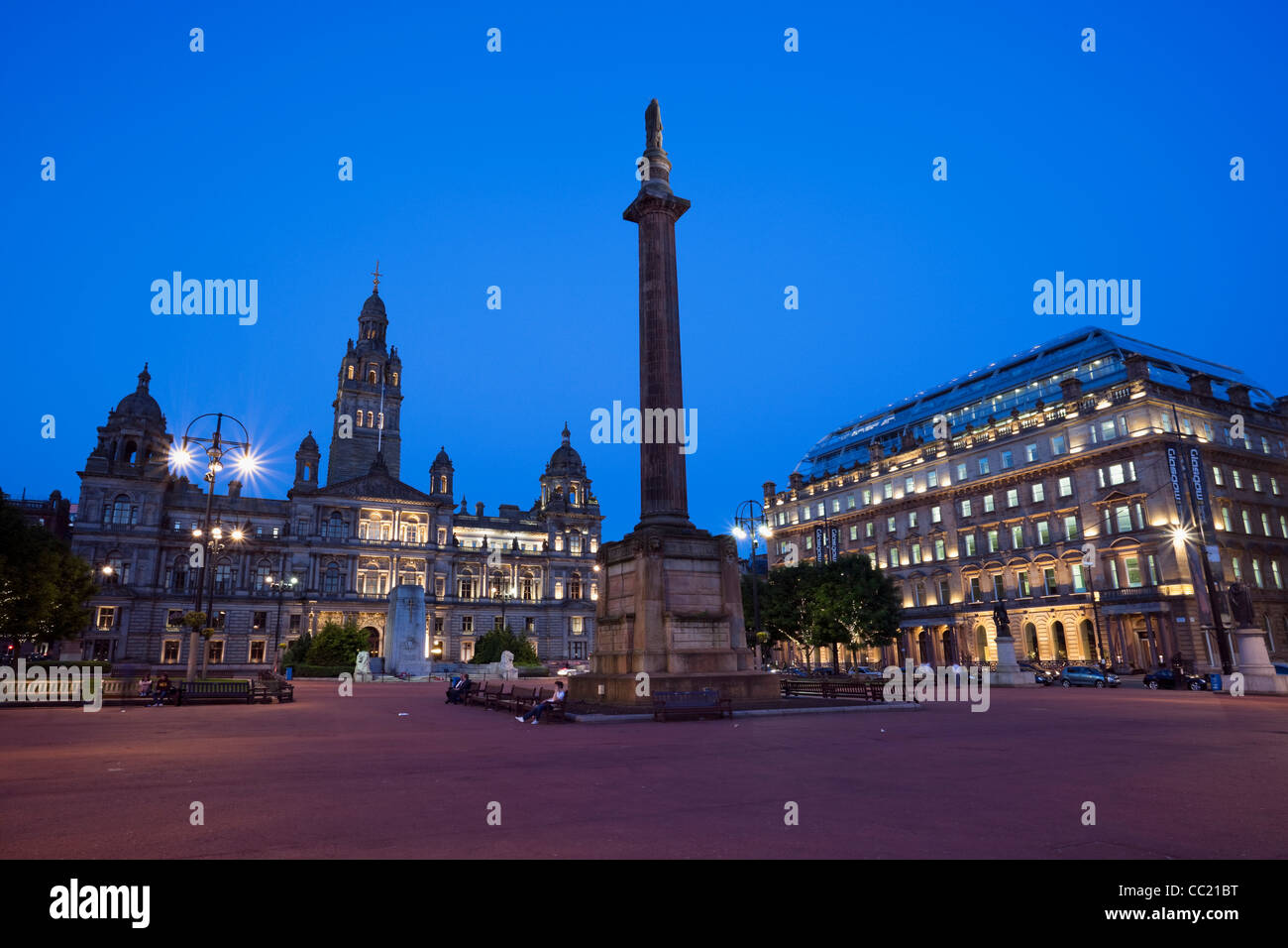 George Square und Glasgow City Chambers in der Nacht Stockfoto