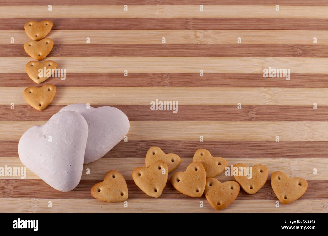 Valentine Hintergrund mit Cookies auf eine Holzoberfläche Stockfoto