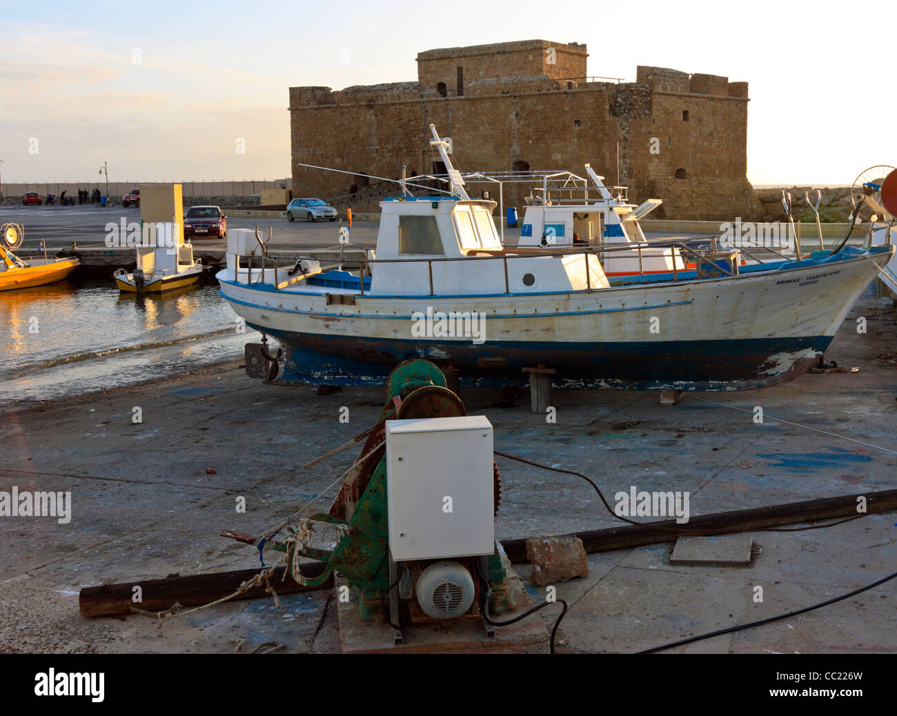 Angelboote/Fischerboote am Ufer zur Überholung im Hafen von Paphos, Zypern Stockfoto