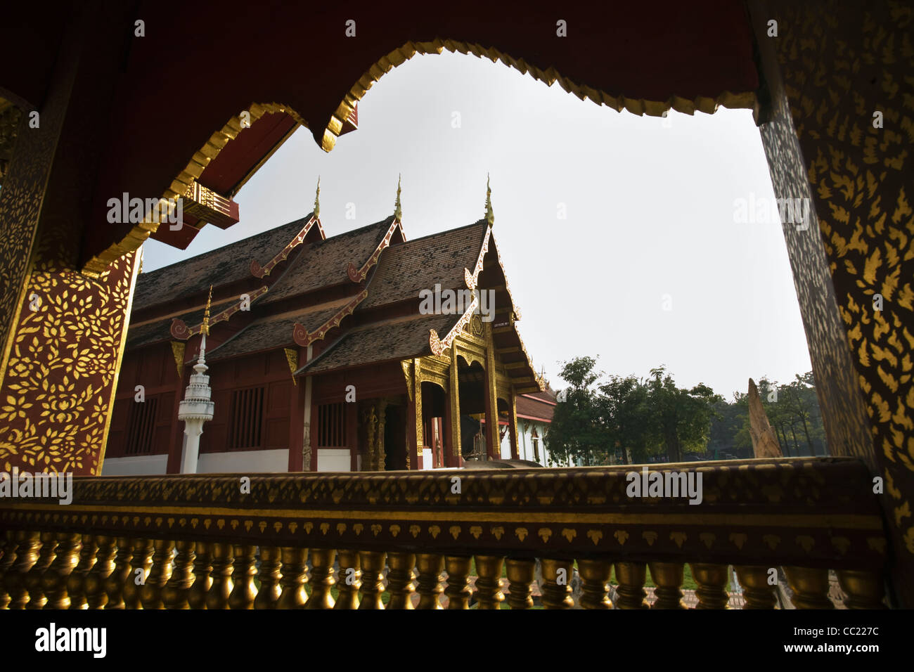 Blick durch Tempel Portikus, der Ubosot im Wat Phra Singh, Chiang Mai, Chiang Mai, Thailand Stockfoto