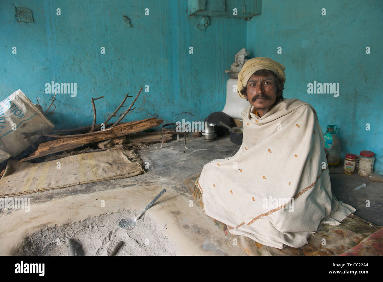 Sadhu eingewickelt in eine Decke in einem Ashram am Vashisht Tempel, Manali, Himachal Pradesh, Indien Stockfoto
