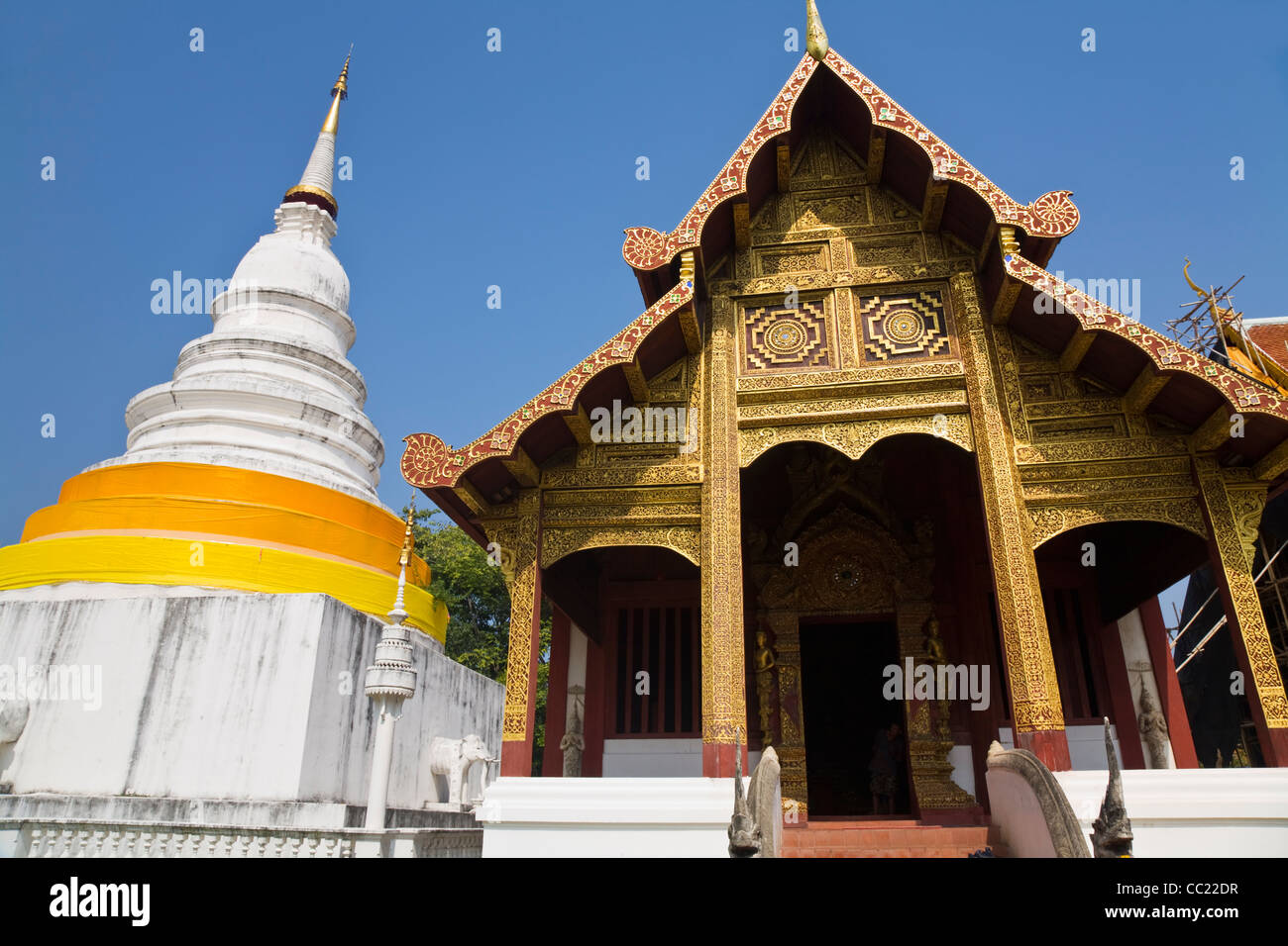 Das Ubosot und der Chedi im Wat Phra Singh, Chiang Mai, Chiang Mai, Thailand Stockfoto