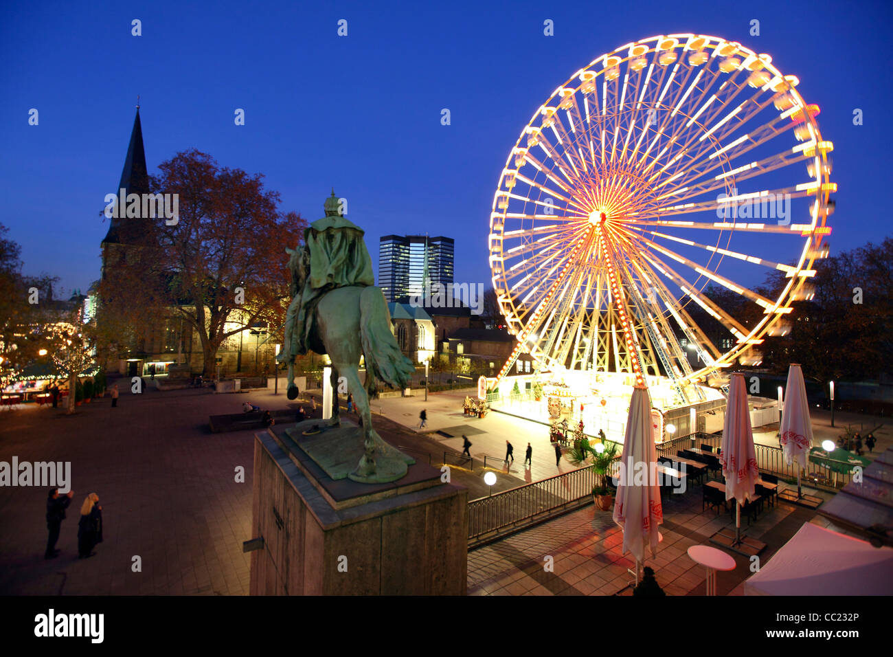 Weihnachtsmarkt, Riesenrad im Stadt Zentrum von Essen, Deutschland