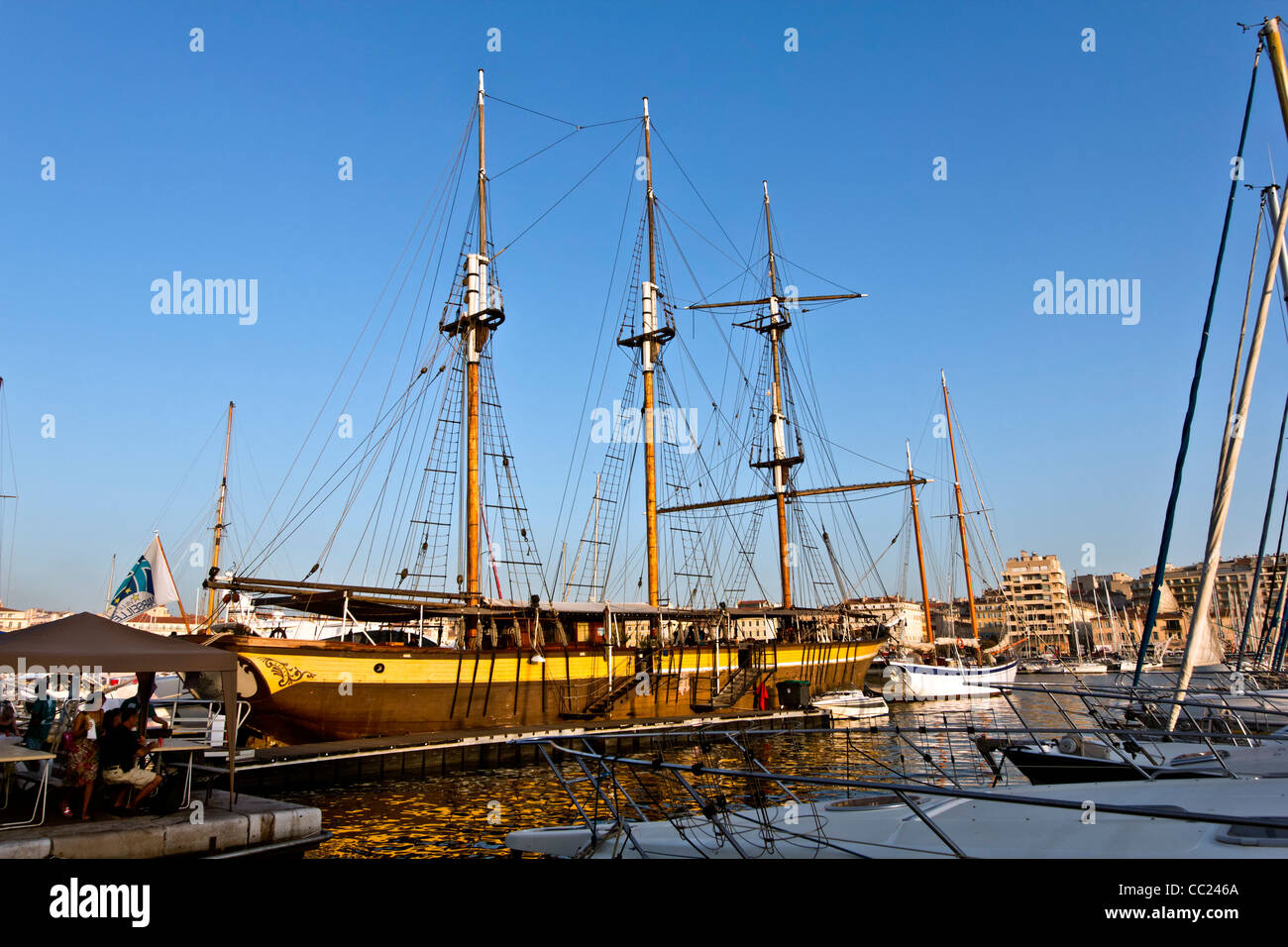 Windjammer, Dreimaster Restaurant Schiff, Vieux Port, den Hafen von Marseille, Département Bouches-du-Rhône, Région Provence-Alpes Stockfoto