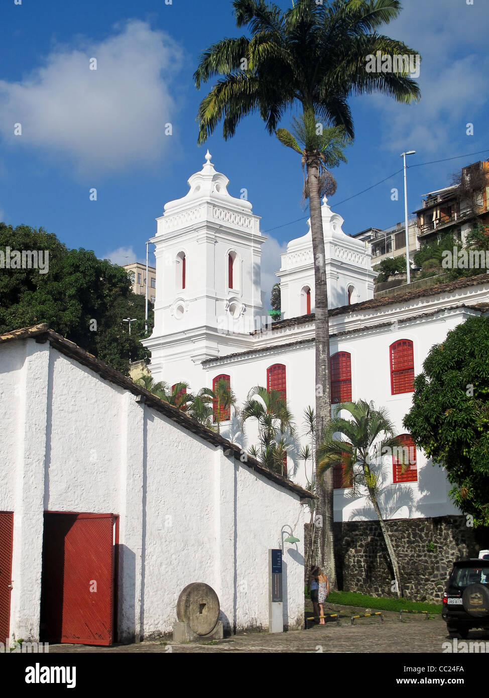 Gebäude des Museum of Modern Art, Salvador, Brasilien, mit einer Kirche im Hintergrund Stockfoto