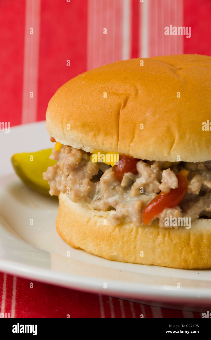 Eine köstliche hausgemachte Rindfleisch-Burger mit Ketchup und Senf Stockfoto