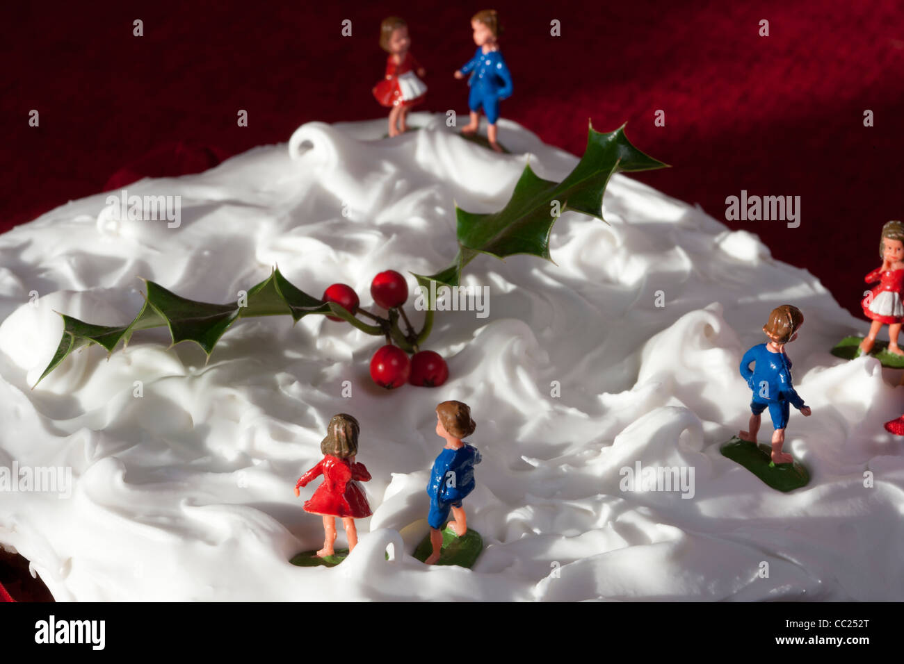 Weihnachtskuchen mit Schnee-Szene an der Spitze. Stockfoto