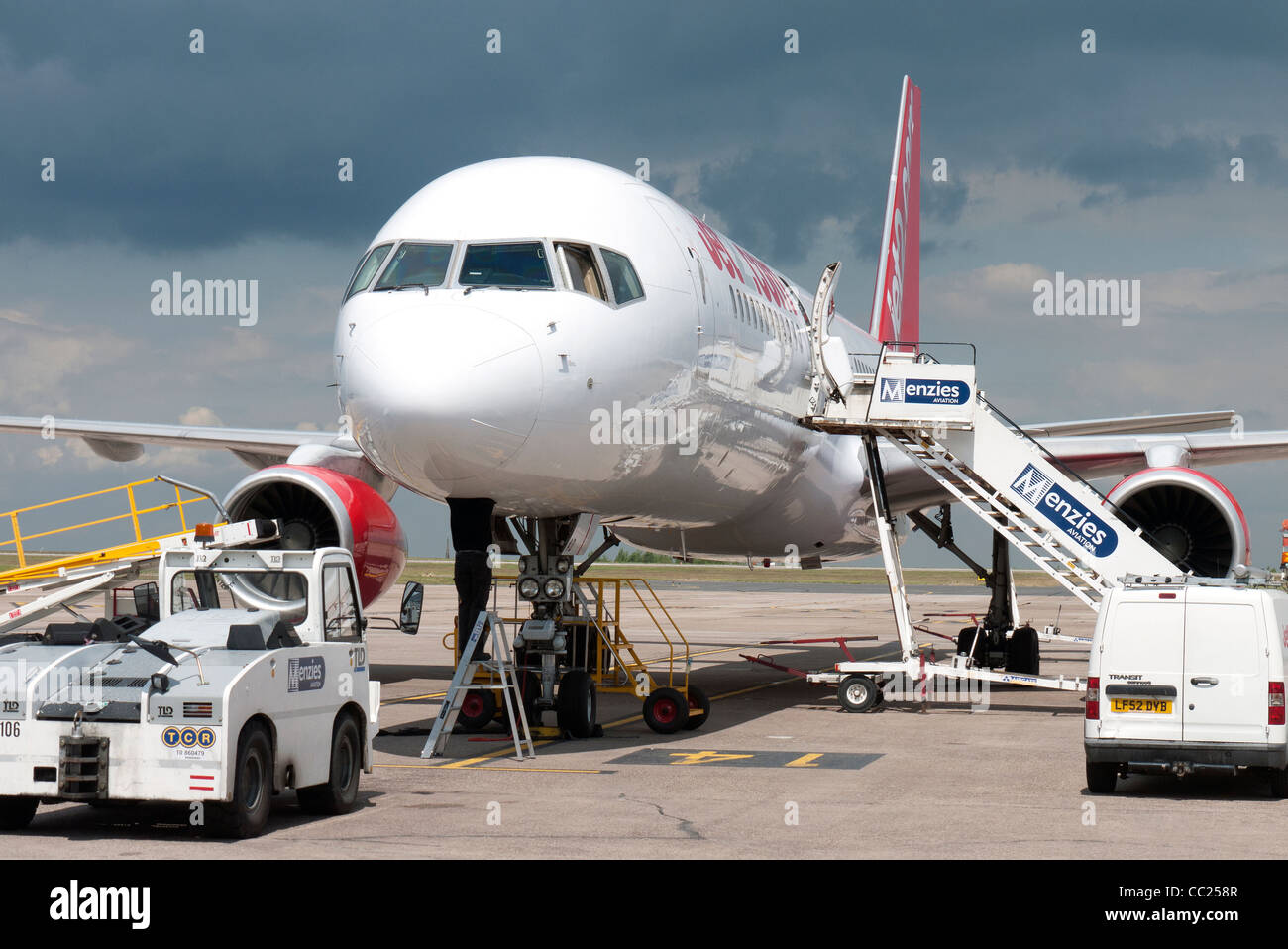 2 Jets auf Stand am East Midlands airport Stockfoto