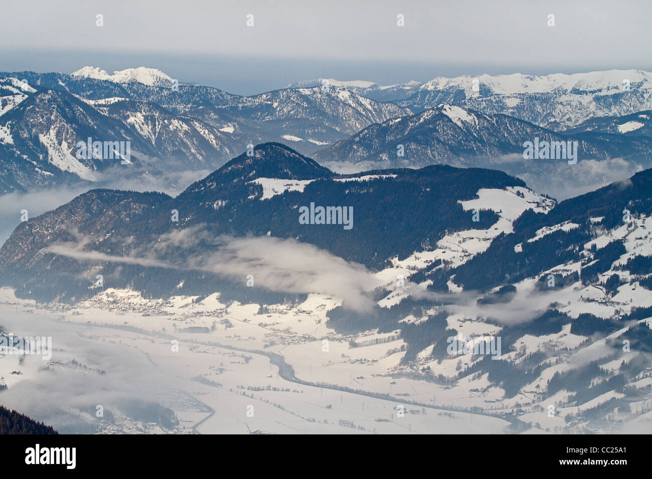 Blick über Zillertals vom Skigebiet Kaltenbach Hochzillertal, Tirol, Österreich Stockfoto