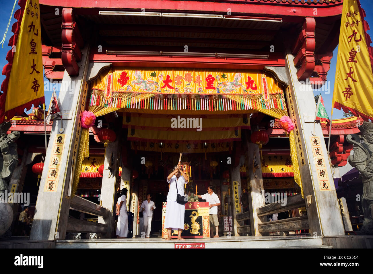 Ein Anhänger Beleuchtung Weihrauch im Jui Tui Tao Bo Kaeng chinesischen Tempel.  Phuket, Ko Phuket, Thailand Stockfoto