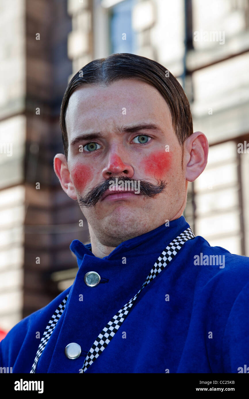 Junge männliche Straße Schauspieler als Polizist beim Edinburgh Fringe Festival Stockfoto