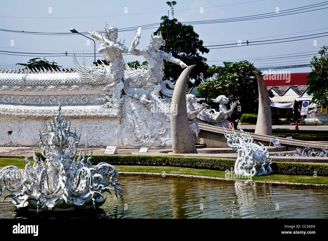 Fußweg bis zum Eingang des Wat Rong Khun in Chang Rai, Thailand Stockfoto