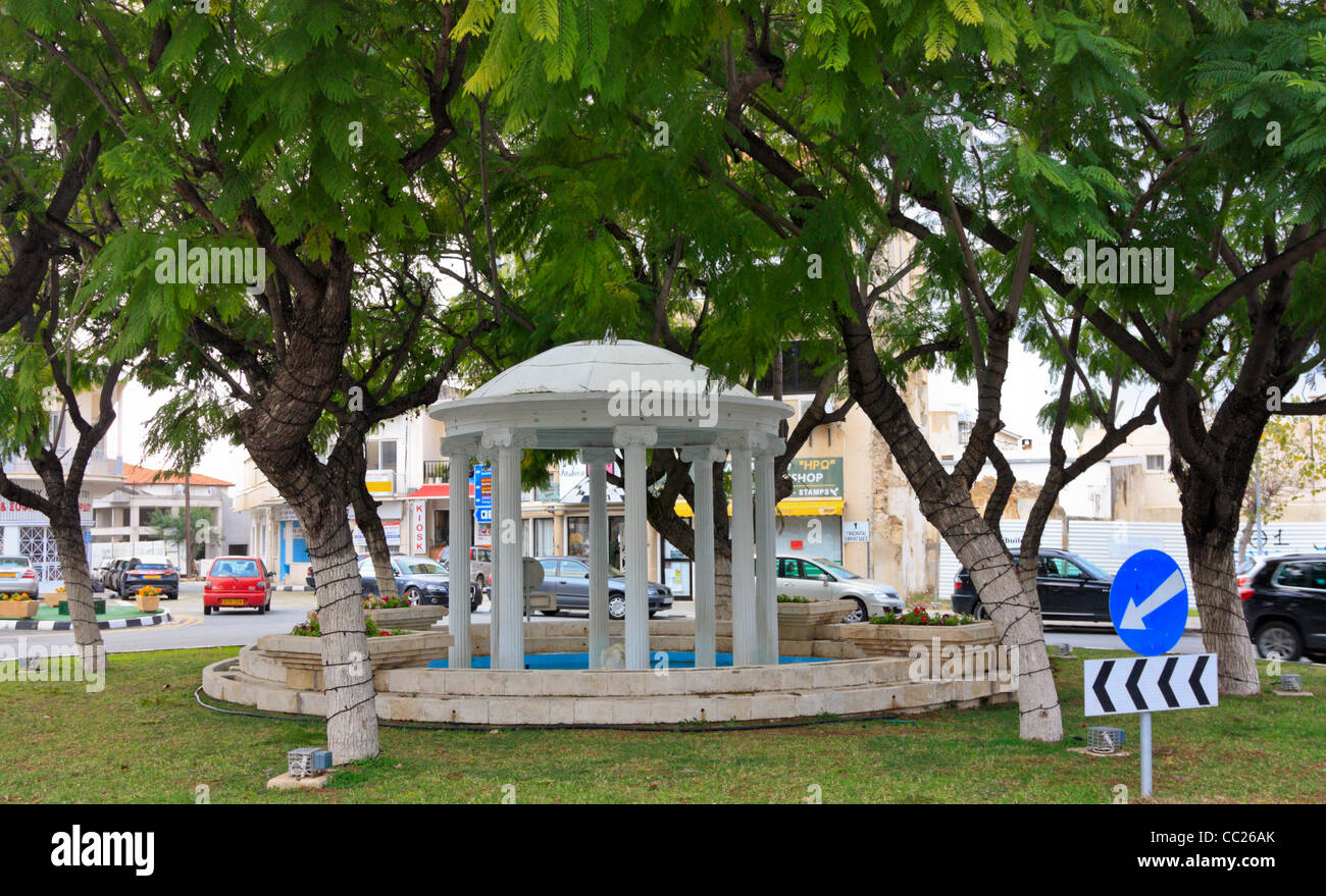 Kreisverkehr mit Brunnen in der Stadt Zentrum von Paphos, Zypern Stockfoto