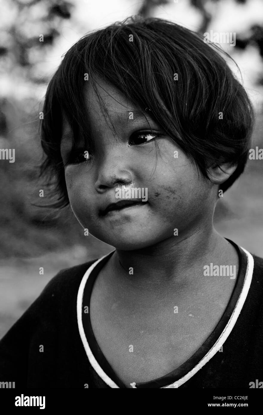 Porträt eines Mädchens Akha in einem Dorf in der Nähe von Chang Rai, Thailand (Farbversion erhältlich bei CC26JJ) Stockfoto