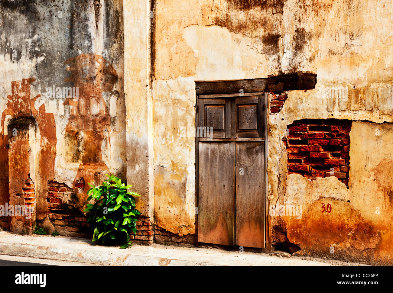 Bröckelt Kolonialgebäude in Savannakhet, Laos Stockfoto