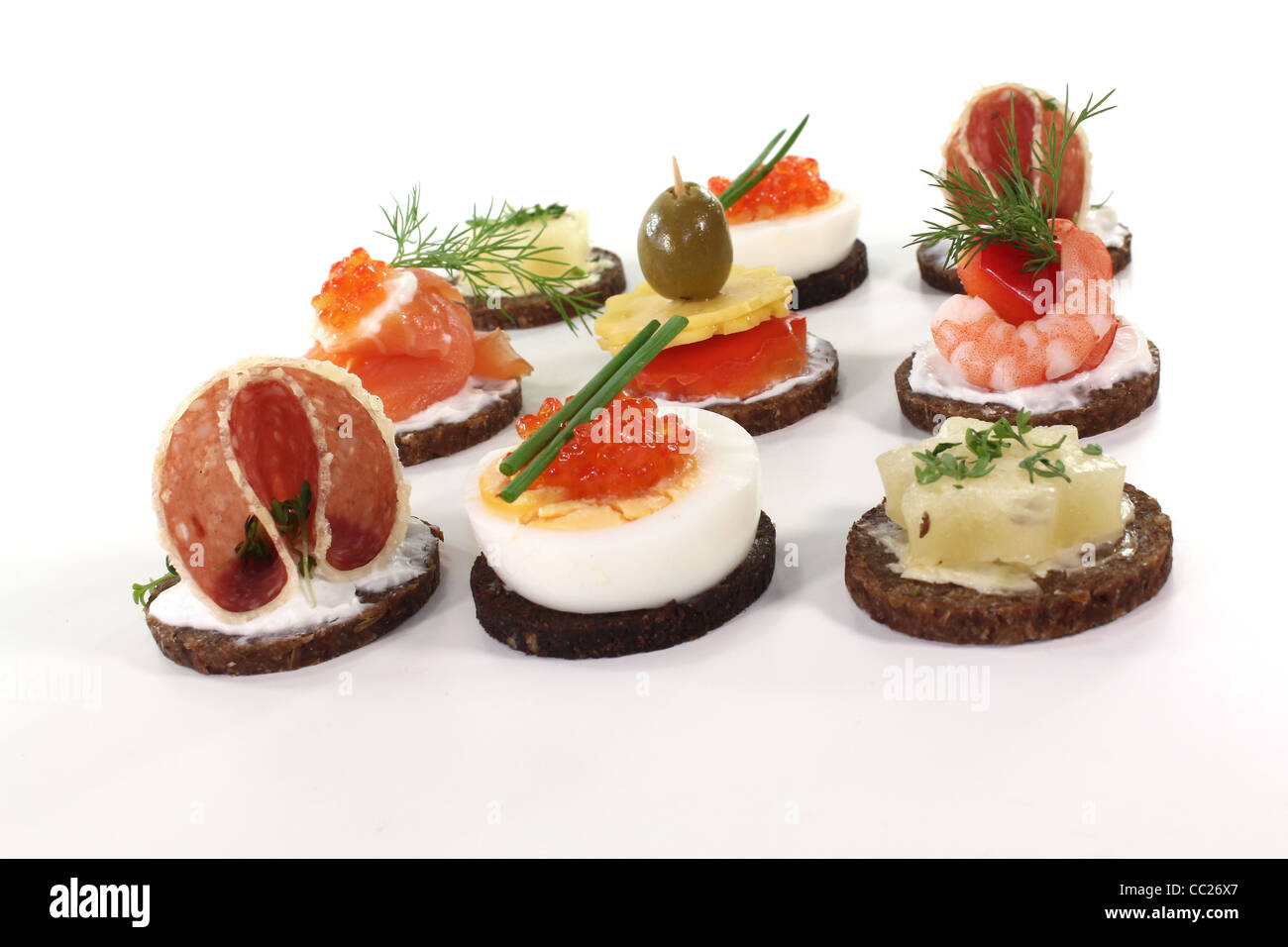 Pumpernickelbrot mit Frischkäse, Lachs, Kaviar, Salami und Käse Stockfoto