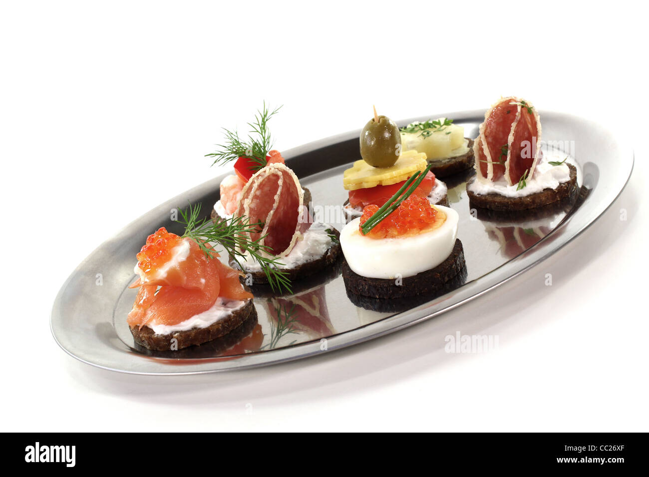 Pumpernickelbrot mit Käse, Salami, Lachs und Kaviar Stockfoto