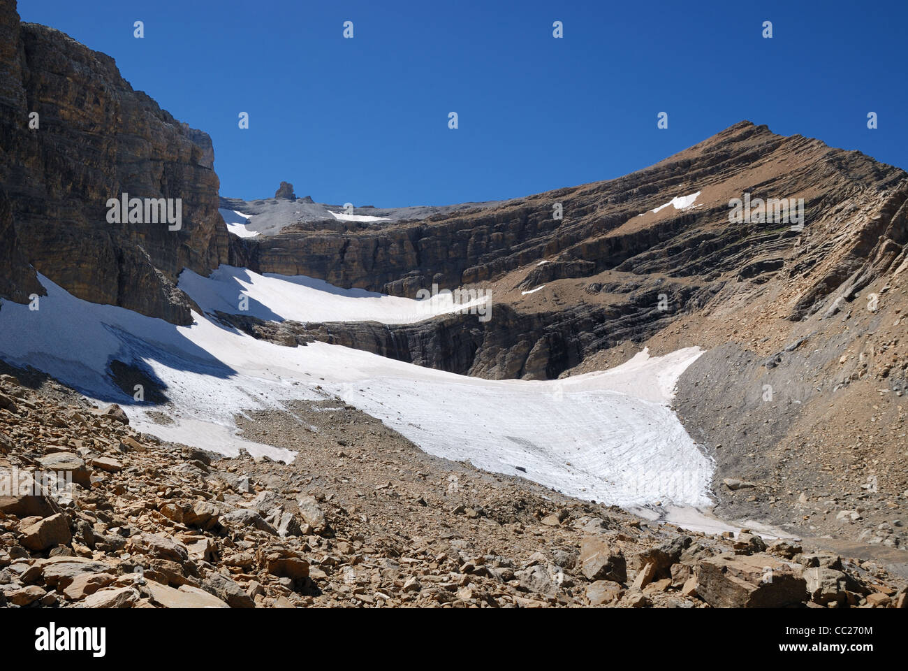 Berg mit Gletscher und Moräne auf der Cirque de Gavarnie. Stockfoto