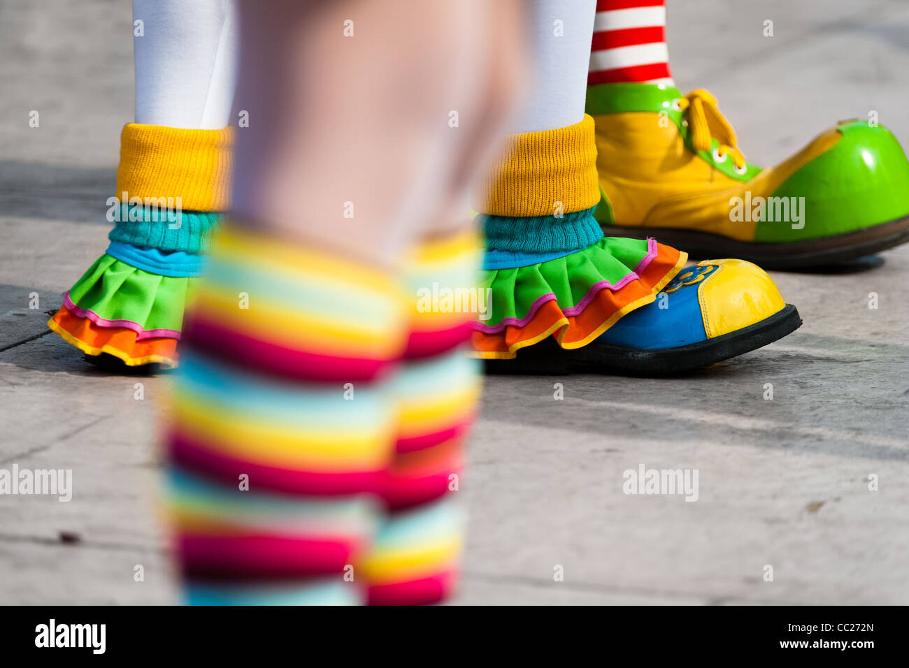 Clowns tragen überdimensionalen bunten Schuhe während der Clown Kongress in San Salvador, El Salvador. Stockfoto