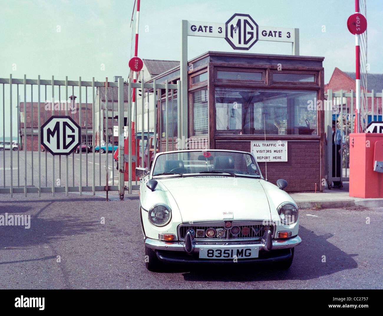 MGB Roadster Sportwagen im Bild außerhalb der MG funktioniert Fabrik in Abingdon Oxfordshire 1978 Stockfoto