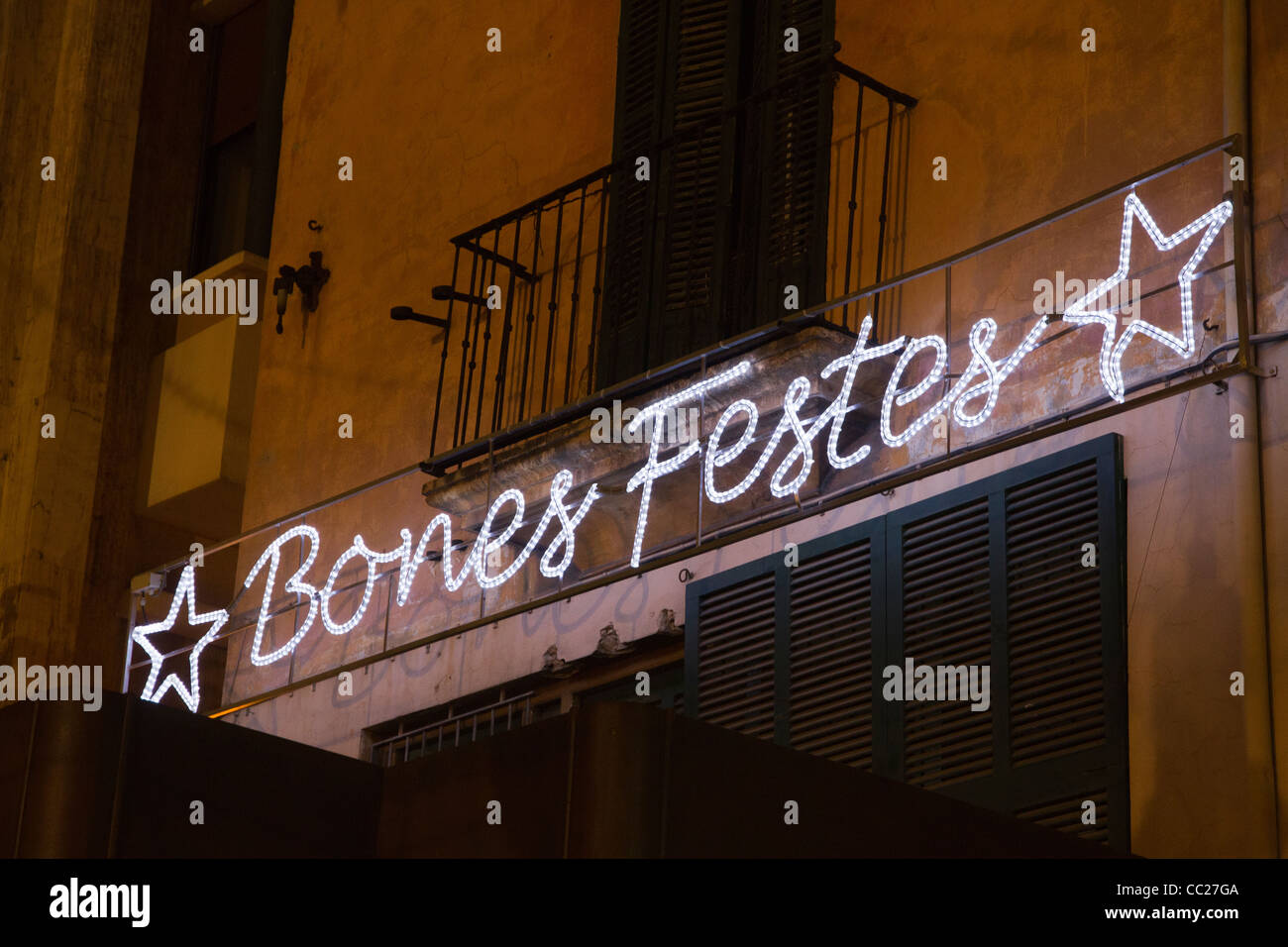 Weihnachtsschmuck Felices Fiestas leuchtenden Lichter in Straße Spanien Europa Stockfoto