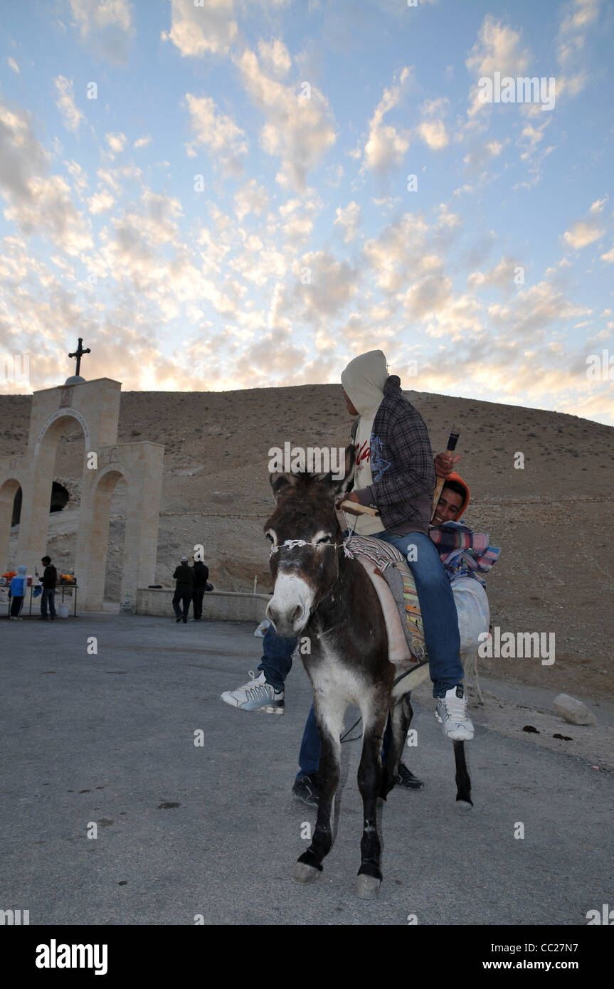 Kloster St. George ist eine griechisch-orthodoxe Kloster, wurde im 6. Jahrhundert auf einer Klippe im Wadi Qelt gebaut, wo christliche Mönche Ma Stockfoto