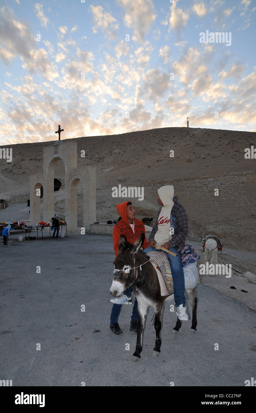 Kloster St. George ist eine griechisch-orthodoxe Kloster, wurde im 6. Jahrhundert auf einer Klippe im Wadi Qelt gebaut, wo christliche Mönche Ma Stockfoto