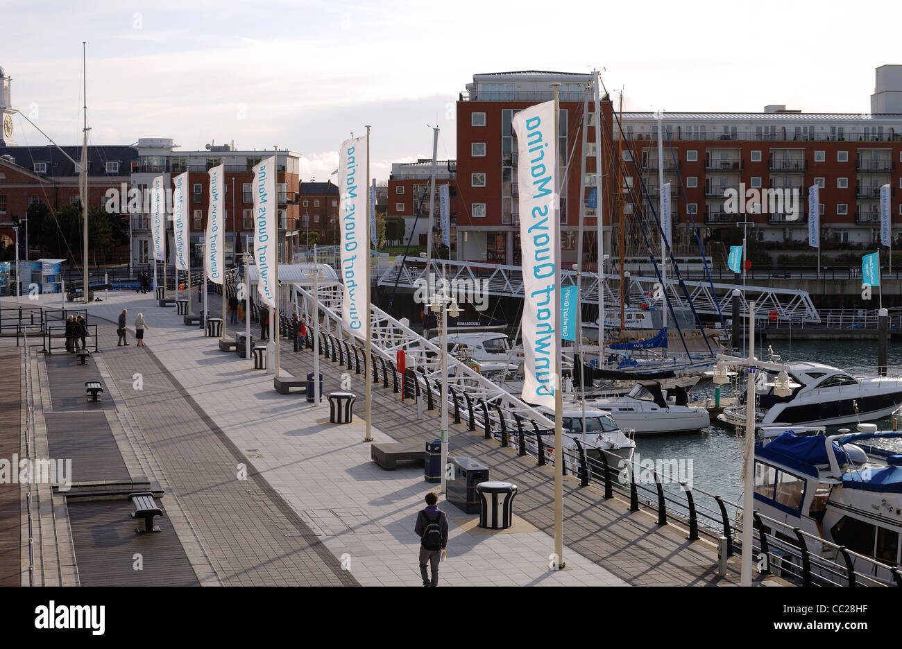 Uferpromenade in Gunwharf Quays. Portsmouth. Hampshire. England. Stockfoto