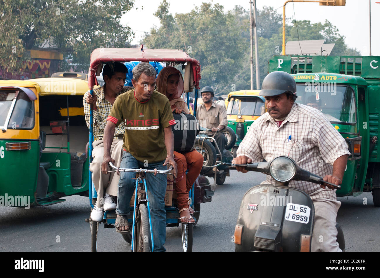 Fahrrad-Rikscha-Fahrer seinen Weg im dichten Verkehr, Alt-Delhi, Indien Stockfoto