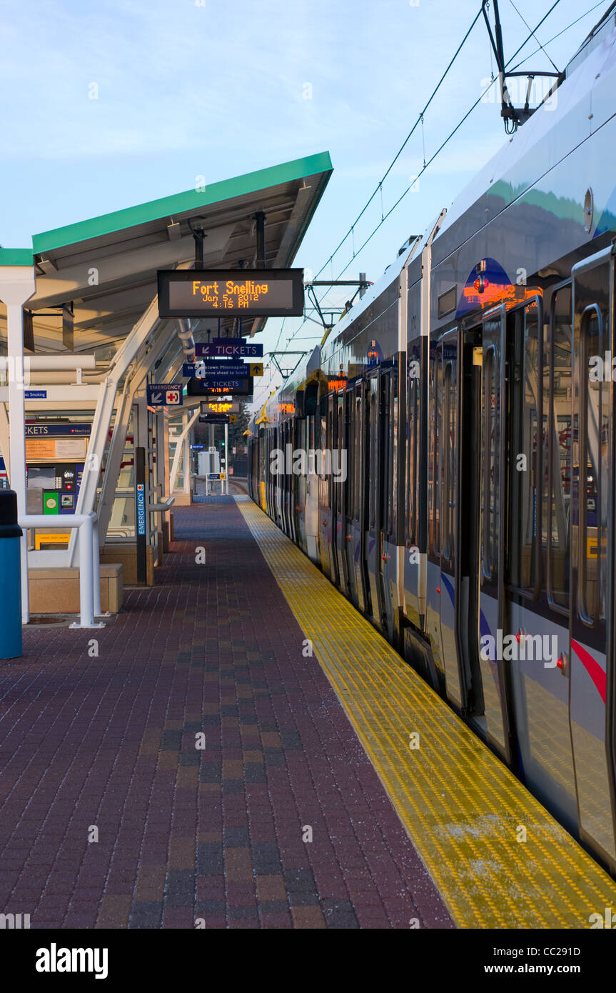 Light Rail Transit oder LRT Züge auf dem Weg in die Innenstadt von Minneapolis an Fort Snelling Station gestoppt Stockfoto