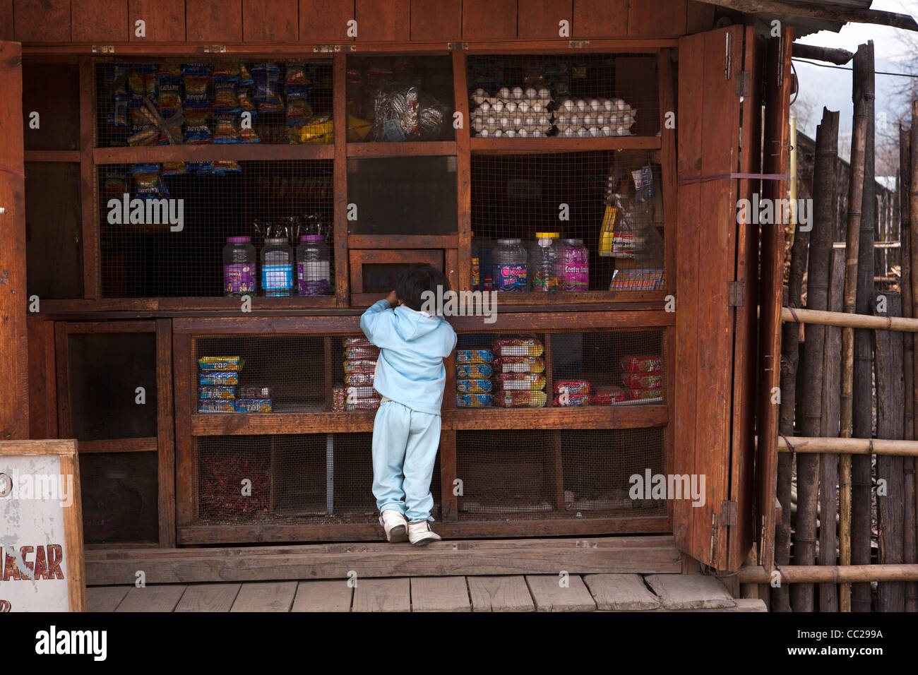 Indien, Arunachal Pradesh, Ziro Stadt, Kind schlecht sortierten Dorfladen Stockfoto