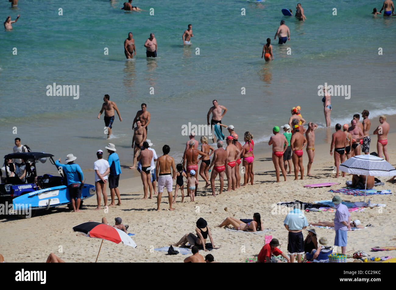 Eine Gruppe von Rettungsschwimmern beobachtet einige Schwimmer und Surfer am Bondi Beach in der Nähe von Sydney, New South Wales, Australien Stockfoto