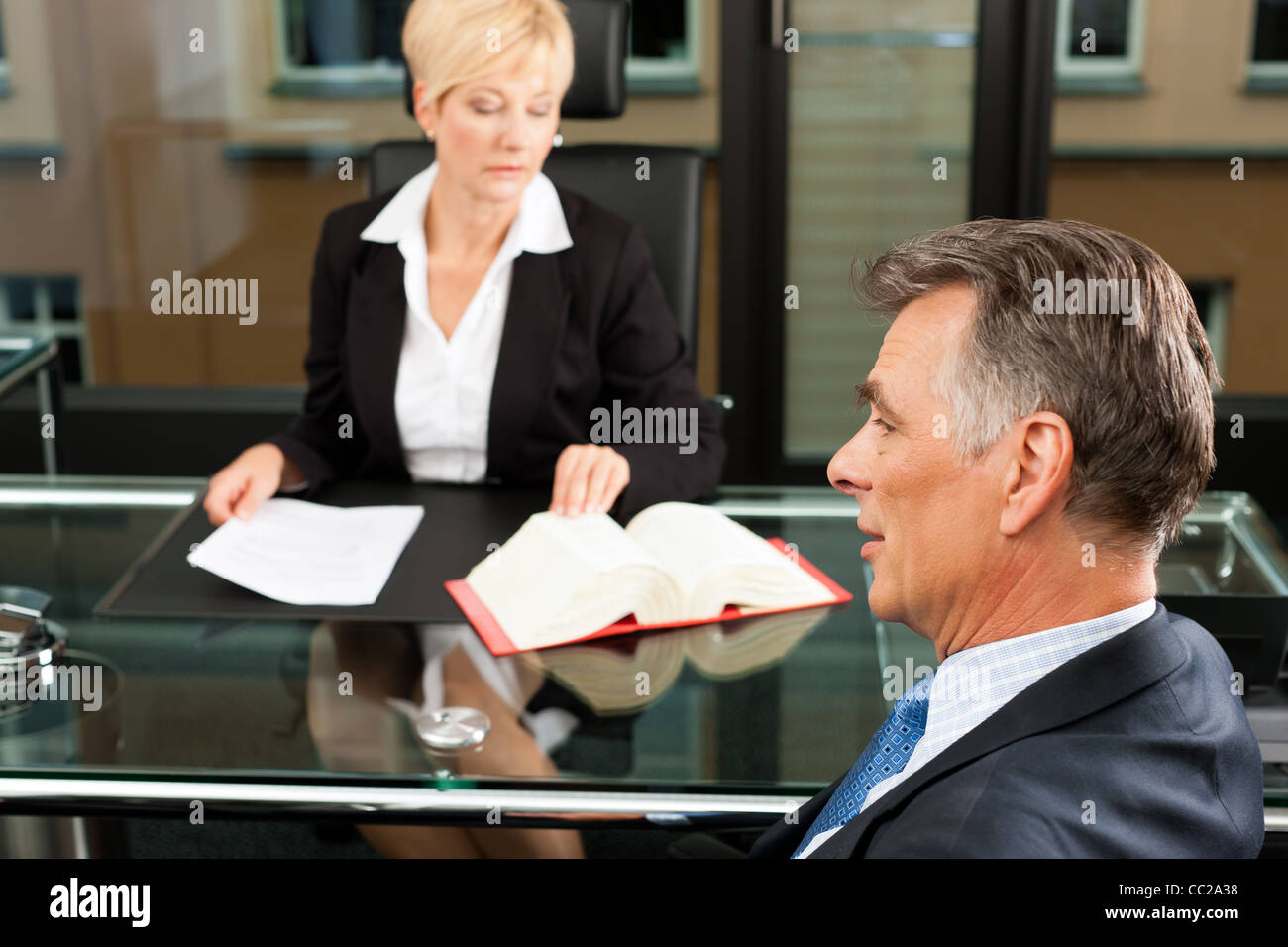 Reife weiblicher Rechtsanwalt oder Notar mit Kunden in ihrem Büro für Beratung Stockfoto