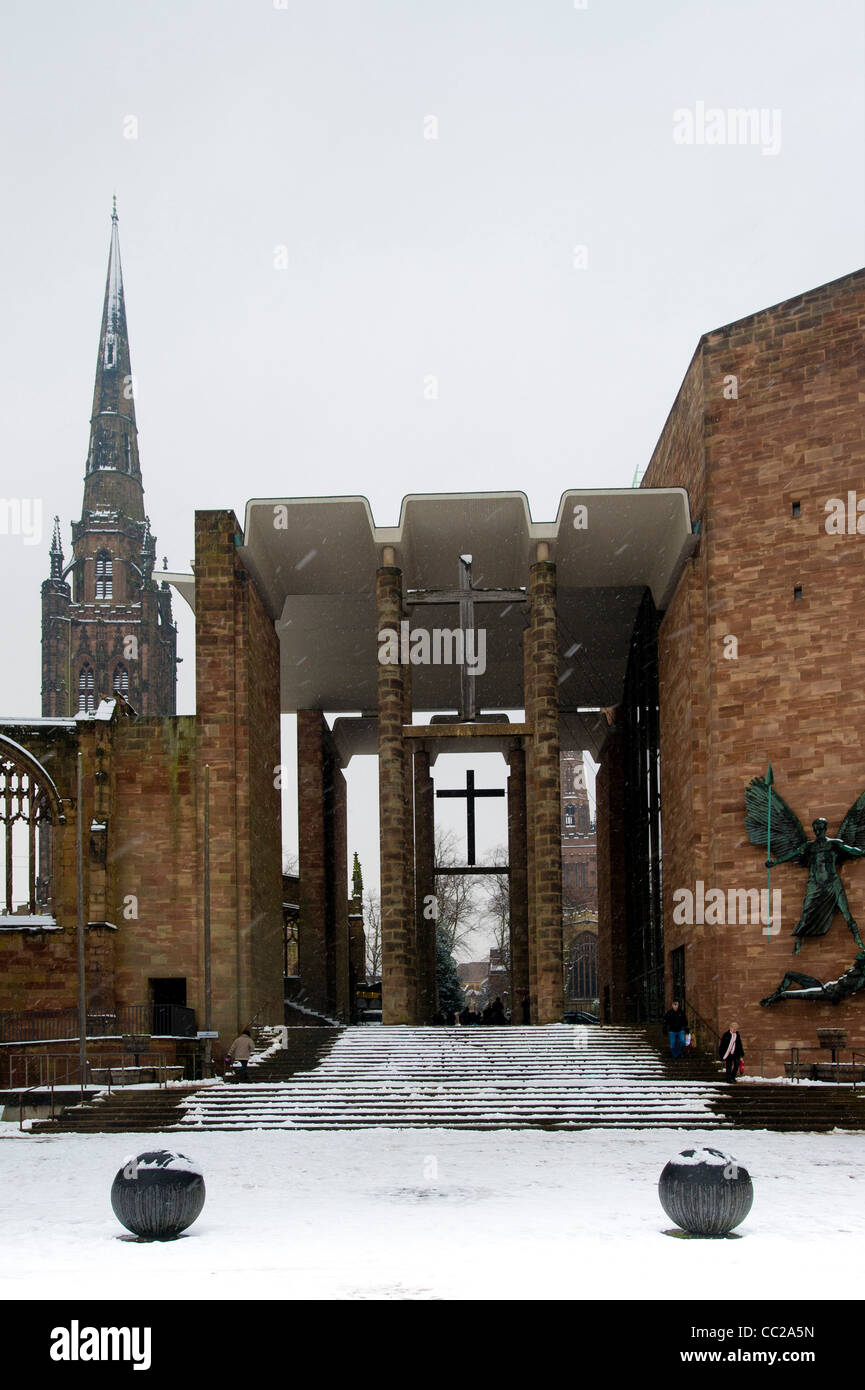 Der moderne Eingang verbindet die neue Kathedrale von Coventry mit den Ruinen der alten, durch Bomben beschädigten Kathedrale aus dem Zweiten Weltkrieg. Stockfoto