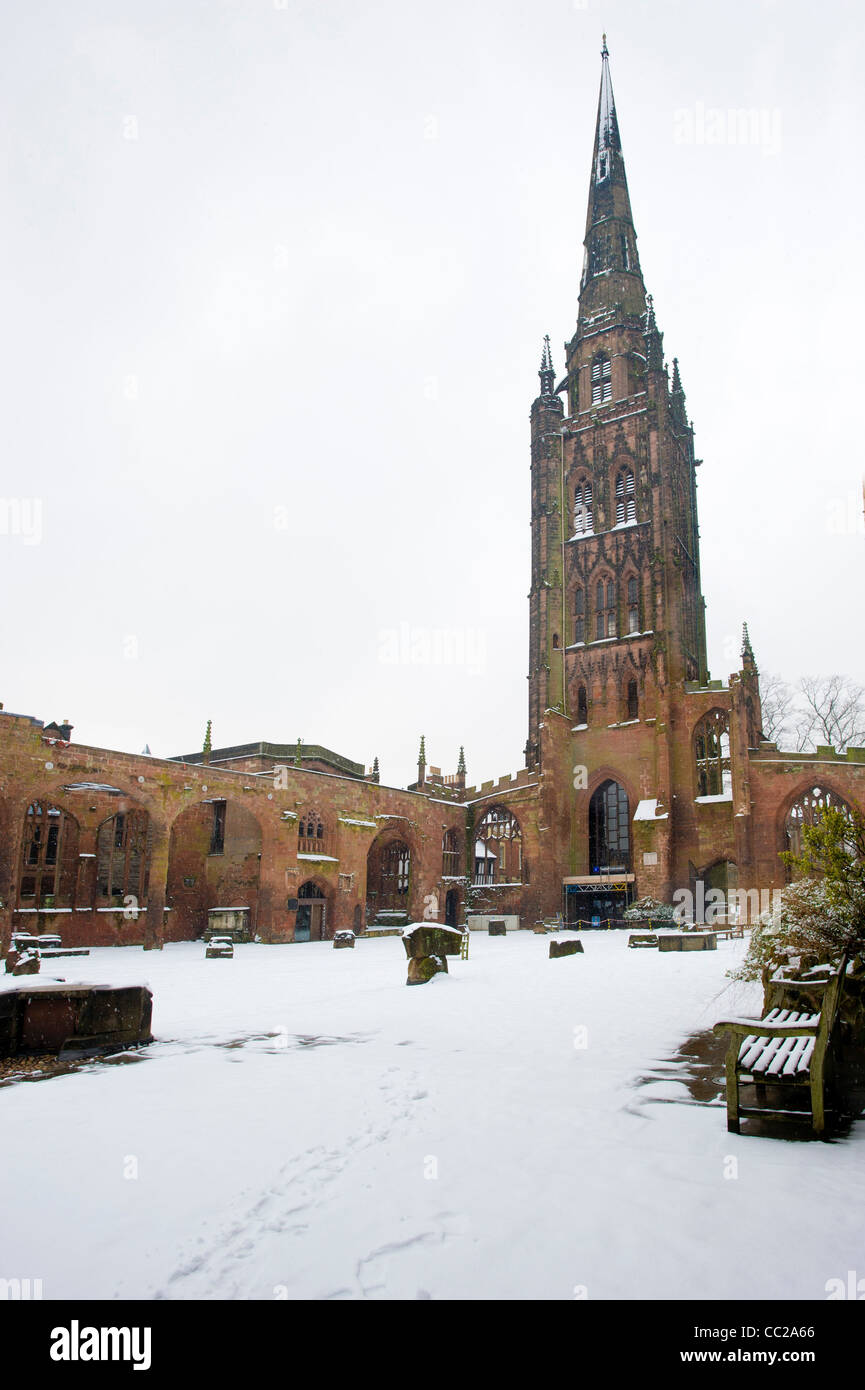 St. Michaels, alte Kathedrale Spire Coventry, UK, im Schnee. Stockfoto