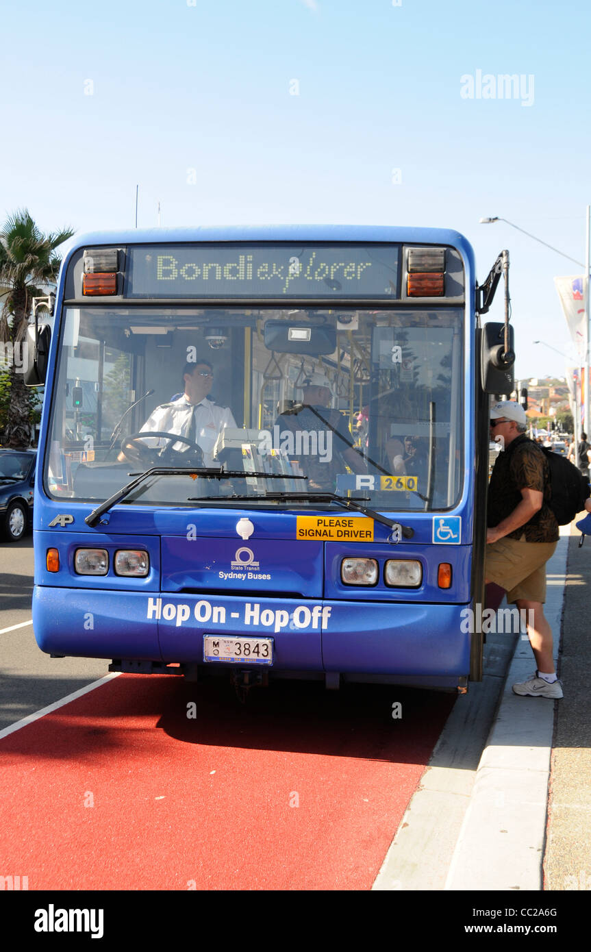 Ein touristischer Hop-on-Hop-off-Bus an einer Bushaltestelle der Campbell Parade am Bondi Beach in der Nähe von Sydney, New South Wales, Australien Stockfoto